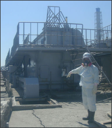 20110413-TEPCO worker near seawater intake 11402_1f_syusui_1.jpg